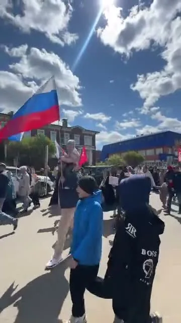 Жители ЖК Мечта идут в Бессмертном полку с портретами и флагами